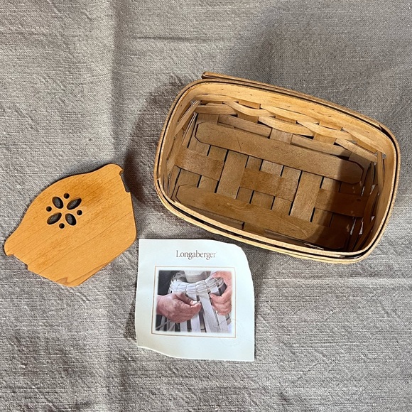 Vintage 2004 Longaberger Biscuit Basket with Wood Divider. Great Condition. - Picture 3 of 8